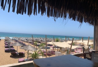 10 Reihen Liegen mit Sonnenschirmen, Strandszene Korfu