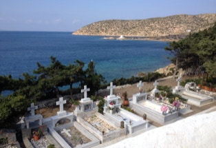 Friedhof mit Meerblick auf der griechischen Insel Amorgos