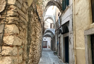 Stadt Chios, Bogengänge