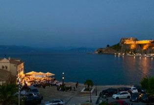 Blick von Korfu Stadt auf die alte FEstung und das Meer, abends
