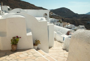 Treppen durch weiße Gassen abwärts, Insel anafi