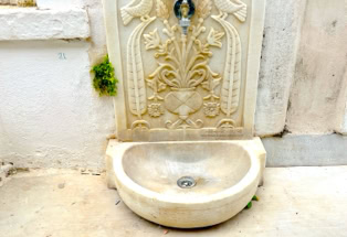 Trinkbrunnen aus Marmor, Tinos