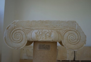 Parischer Marmor. Archäologisches Museum in Parikia, Paros