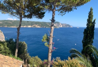 tiefblaue Bucht im Grün, Korfu