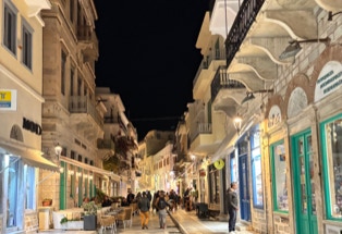 Ermoupoli, Großstadtgefühl