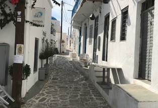 Kimolos. Kleine griechische Insel bei Milos. Gasse