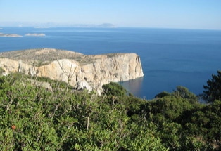 Iraklia, die größte Insel der Kleinen Kykladen, Steilküste