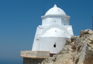 weißes kirchlein ganz oben auf der Insel Anafi