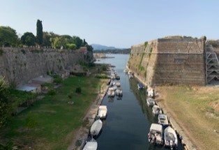 Wasserkanal mit Booten um die Festung Korfu Stadt