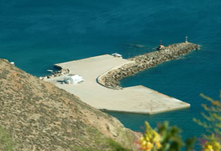 Blick auf den winzigen Hafen mit weißem Kirchlein der Insel anafi