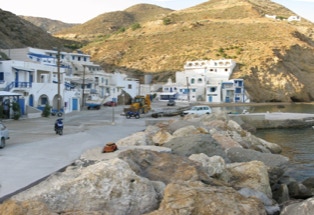 Kleiner Hafenort der Insel anafi