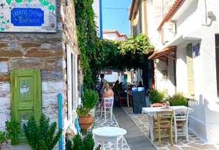 Gasse mit Tavernen, Insel Samos