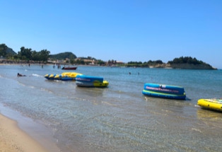 Plastikboote für Pauschalgäste am Strand, Korfu