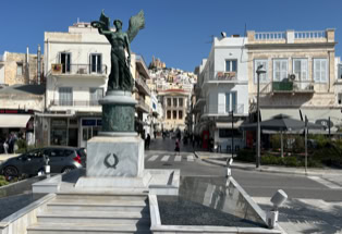 Siegesgöttin Nike grüßt von Syros