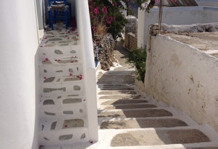 malerische Stufen auf der griechischen Insel Amorgos