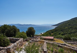 Ionische mauern eines Dorfes auf der Insel Euböa