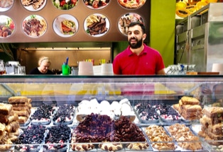 Blick von deeiner Tavernenterrasse aufs blaue Meer, Korfu 