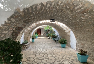 breiter Bogengang, kloster panagia theotokos, Korfu